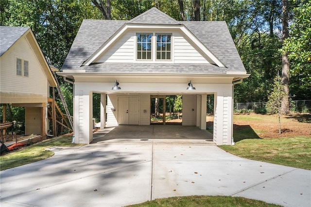 view of front of home featuring a front lawn