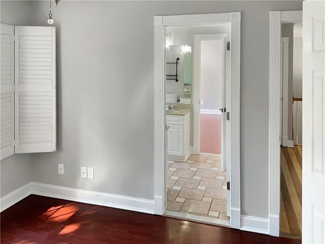 unfurnished room with sink and light tile patterned floors