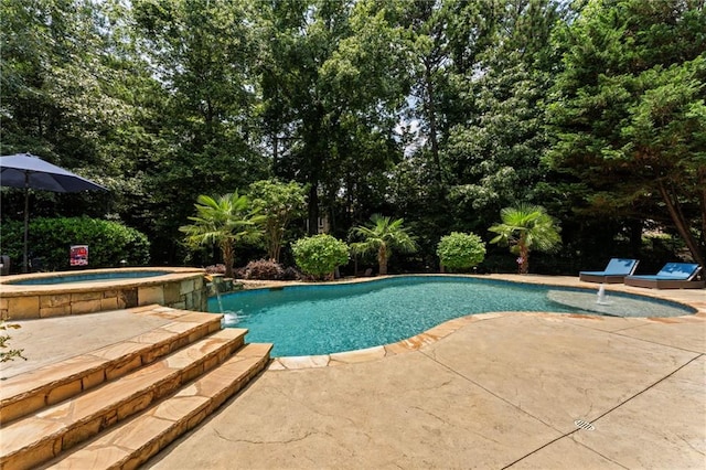 3560 Greenside Ct, Dacula, GA 30019 - view of swimming pool featuring a patio area, a pool with connected hot tub, and view of wooded area