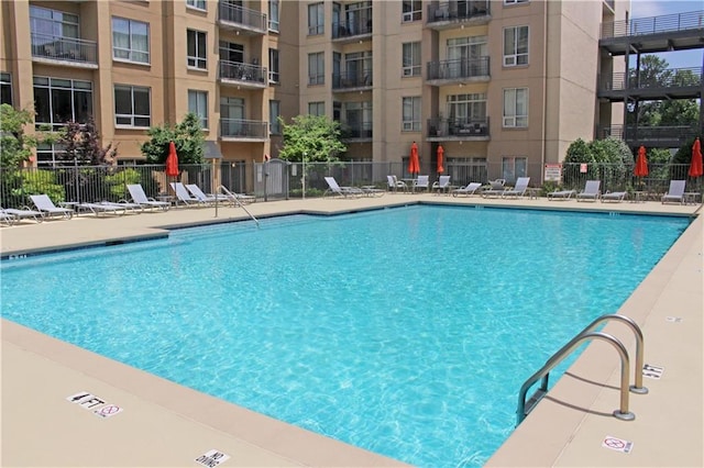 711 Cosmopolitan Dr Unit 413, Atlanta, GA 30324 - community pool with a patio