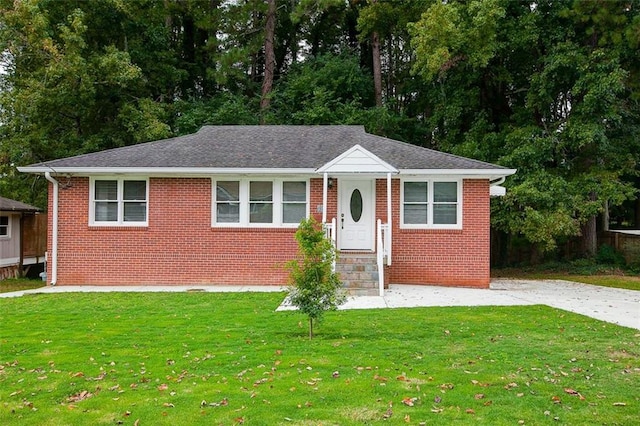 view of front facade with a front yard