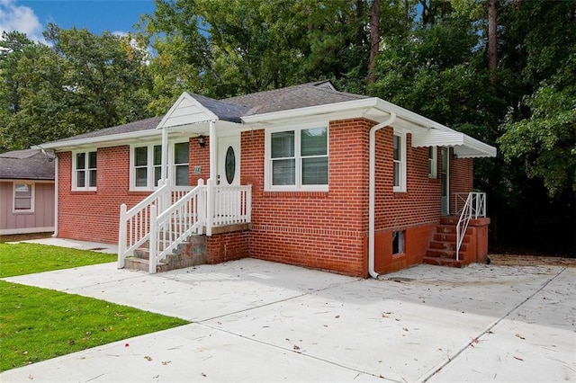 view of front of home featuring a front lawn