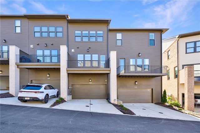 view of front of property featuring a balcony