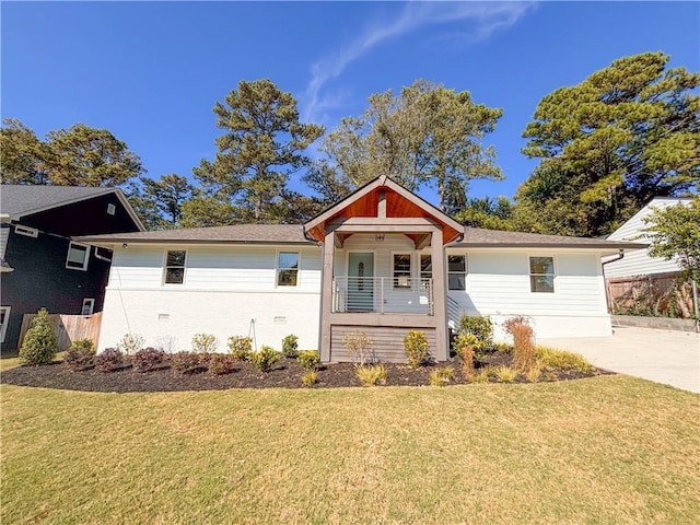 view of front facade featuring covered porch and a front lawn