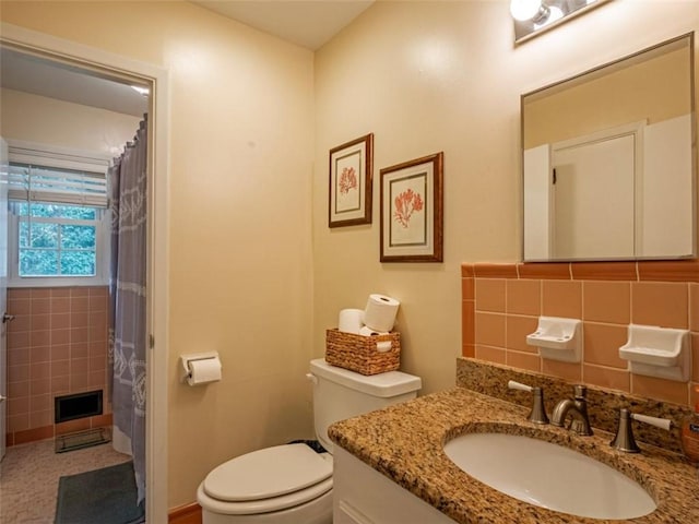 bathroom featuring tasteful backsplash, a shower with curtain, visible vents, and toilet