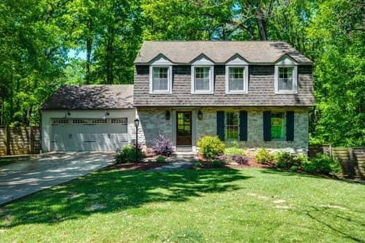 view of front of home featuring a front yard and a garage