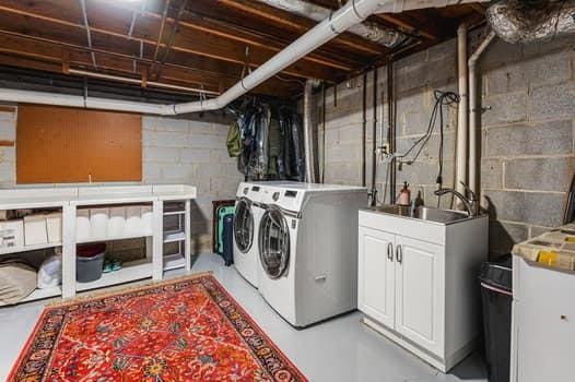 laundry area featuring sink and independent washer and dryer