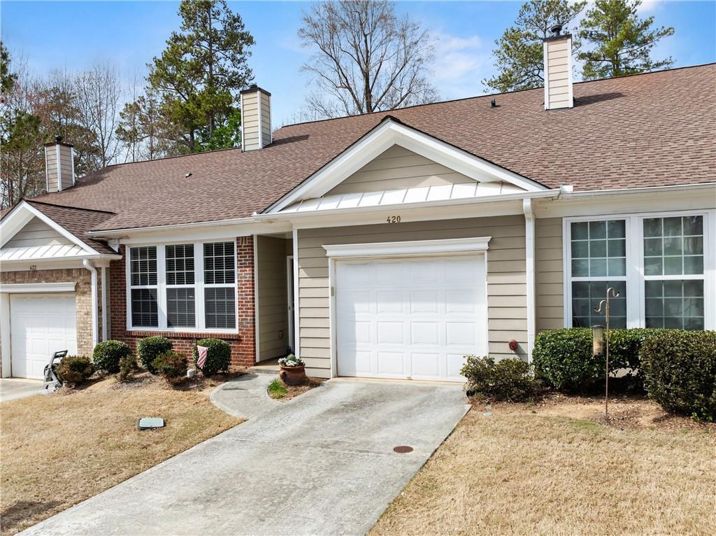 view of front facade featuring a garage and a front yard