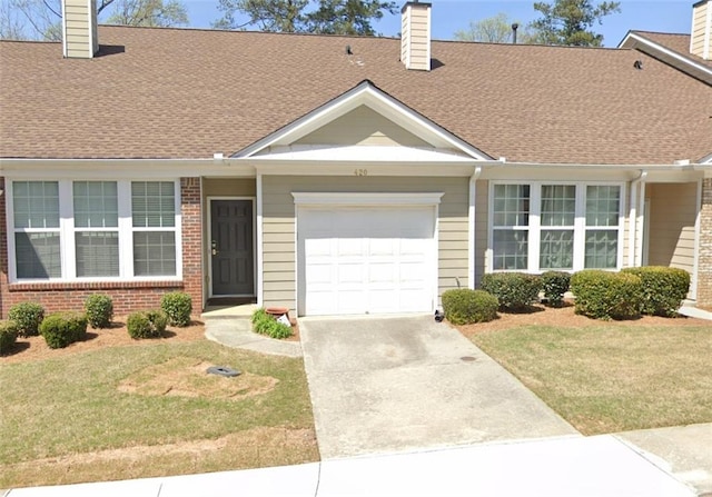 view of front facade featuring a garage and a front yard