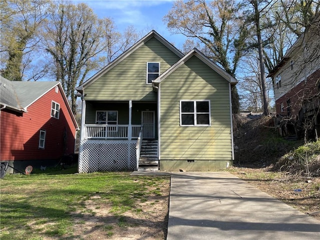 view of front of house featuring a front lawn and covered porch