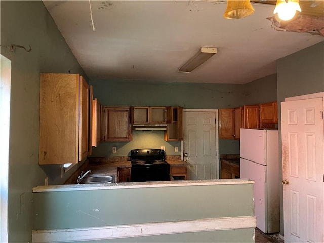 kitchen featuring electric range, sink, kitchen peninsula, white fridge, and decorative light fixtures