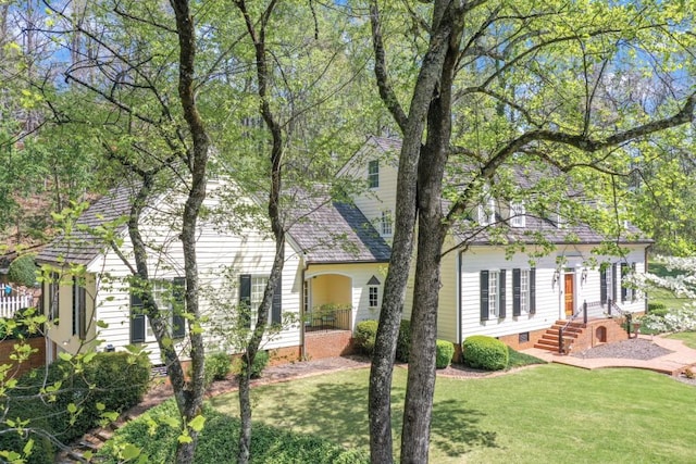 view of front of house featuring a front yard