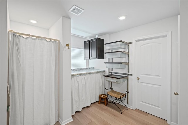 full bath with visible vents, recessed lighting, wood finished floors, and curtained shower