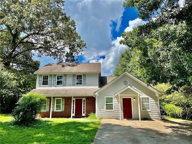 view of front of house featuring a front lawn