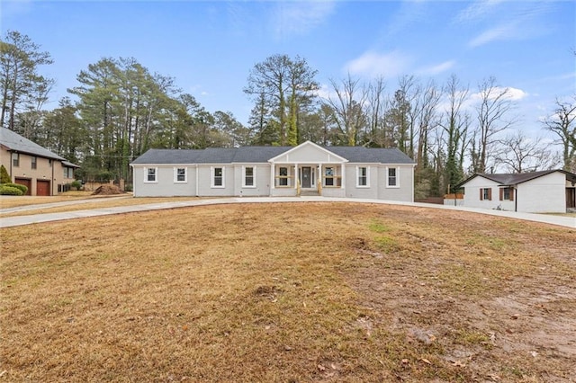 ranch-style home featuring a front yard