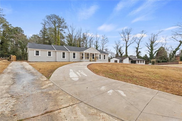 single story home featuring a front yard