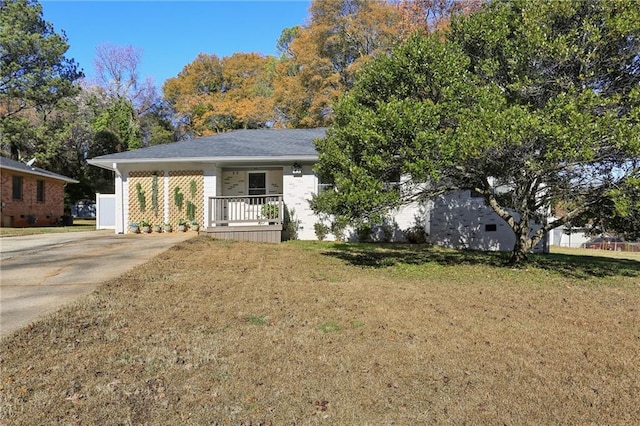 view of front facade with a porch, a carport, and a front lawn