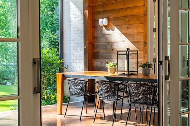 balcony with outdoor dining space