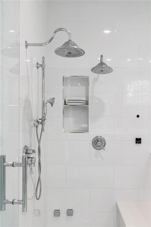full bathroom featuring tiled shower