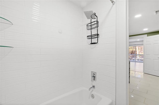 bathroom featuring tiled shower / bath combo