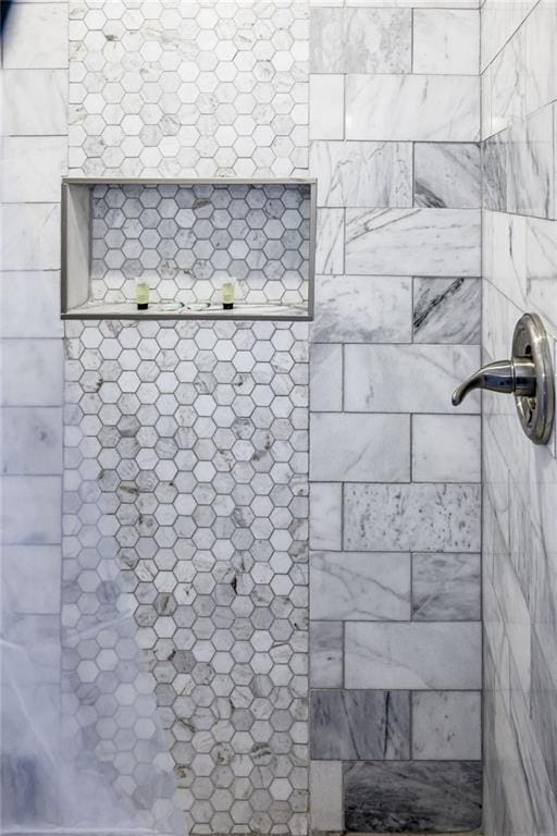 details featuring tiled shower