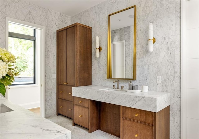 bathroom featuring a tile shower