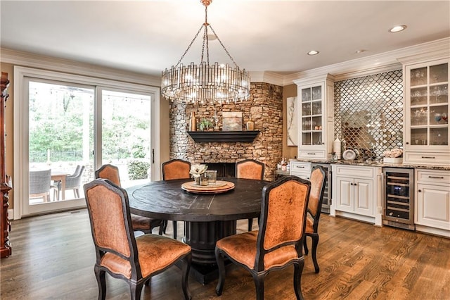 dining room with crown molding, wet bar, beverage cooler, and a notable chandelier