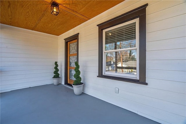 entrance to property featuring covered porch