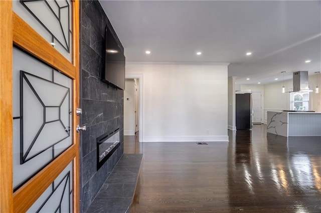 living area featuring visible vents, recessed lighting, baseboards, and wood finished floors