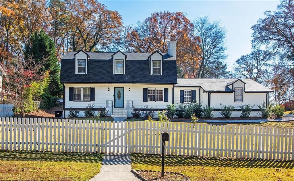 view of front of property with a front lawn