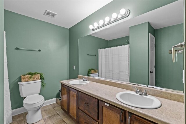 9507 Greens Mill Ct, Loganville, GA 30052 - bathroom with toilet, double vanity, baseboards, and curtained shower