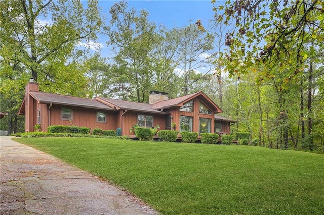 view of front of house featuring a front yard