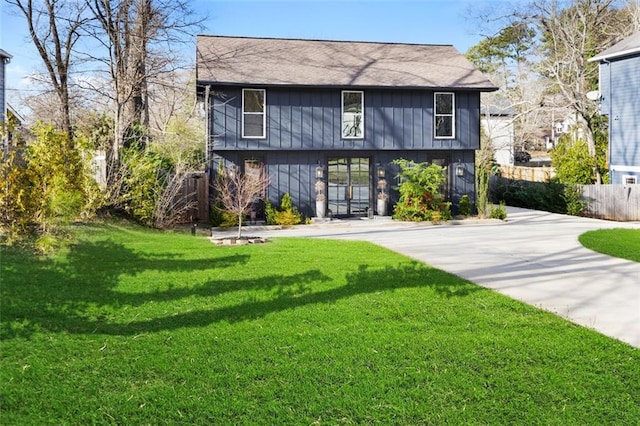 view of front facade featuring a front lawn and fence