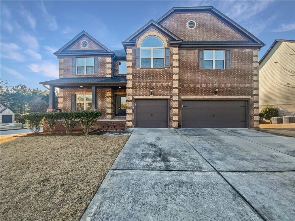 view of front of home featuring a front lawn and a garage