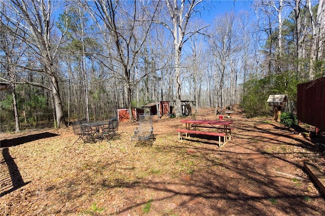 view of yard featuring an outdoor structure