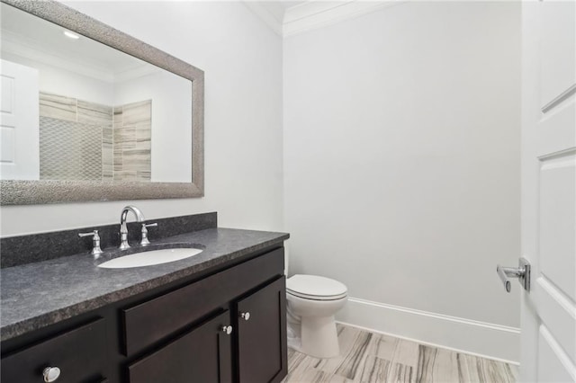 full bath with vanity, toilet, baseboards, and ornamental molding