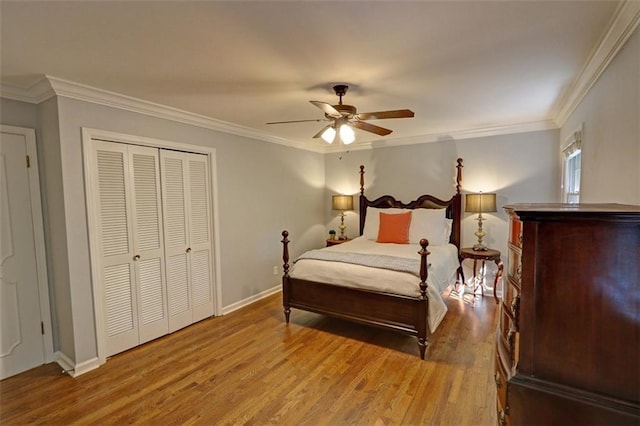 bedroom with hardwood / wood-style floors, ornamental molding, a closet, and ceiling fan