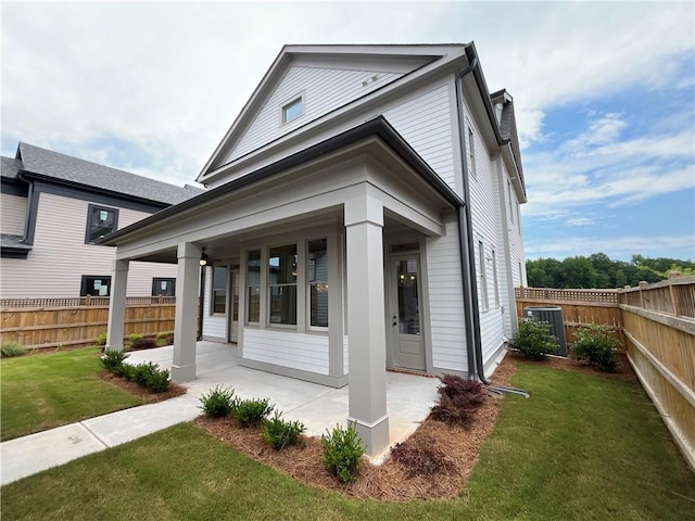 view of front of property featuring covered porch and a front yard