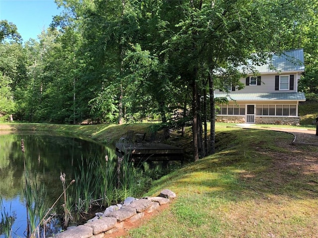 view of yard featuring a water view