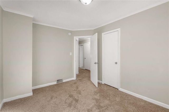 empty room featuring light carpet and ornamental molding