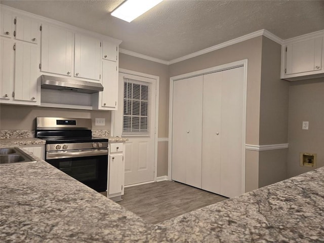 kitchen with wood-type flooring, white cabinetry, a textured ceiling, ornamental molding, and stainless steel electric range