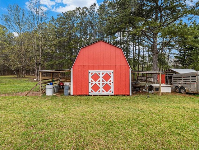view of barn with a yard