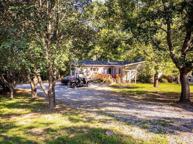 view of front of house featuring a front lawn