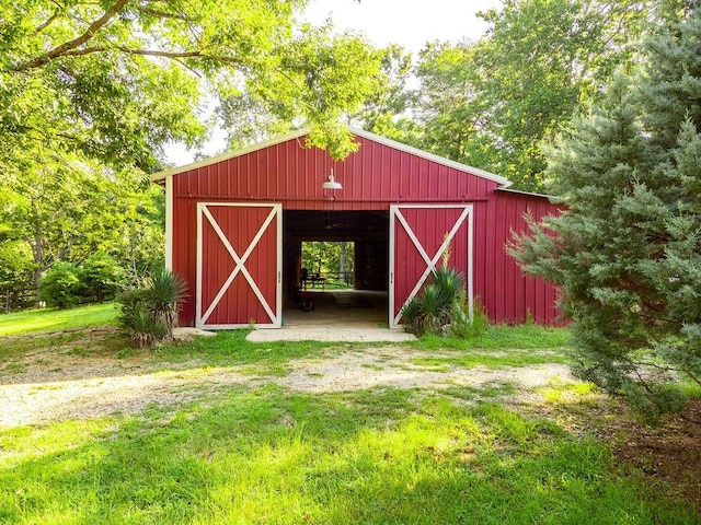 view of shed / structure featuring a lawn