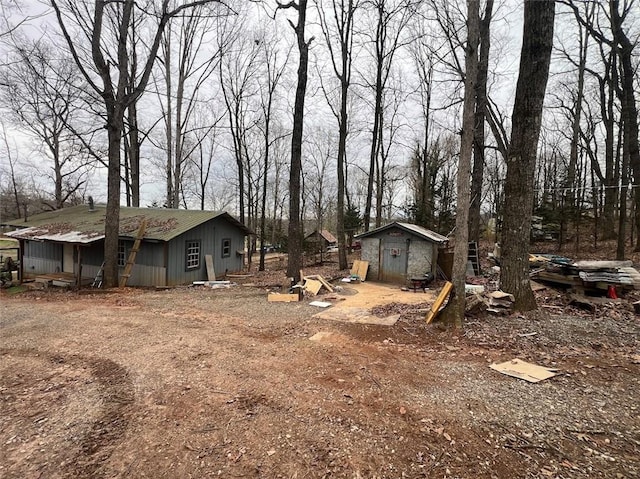 view of yard with an outdoor structure