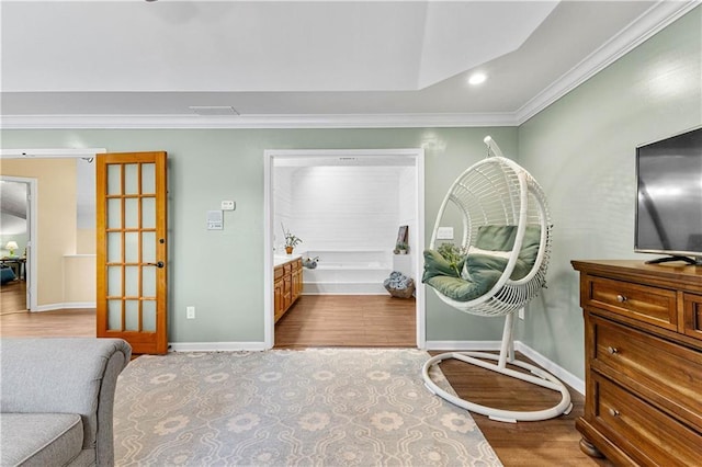 living area featuring recessed lighting, crown molding, baseboards, and wood finished floors