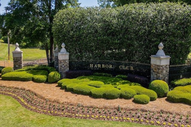 community sign with a lawn