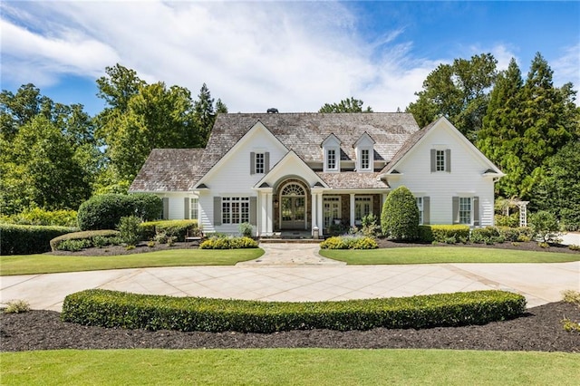 view of front of home featuring a front lawn