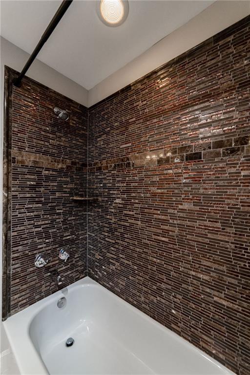 bathroom featuring tiled shower / bath combo