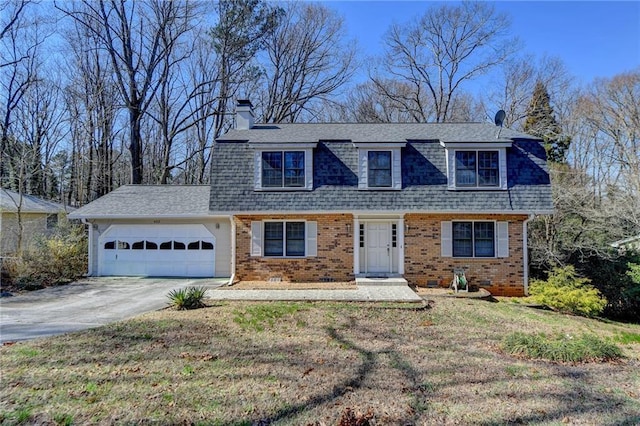 view of front of home featuring a front yard and a garage